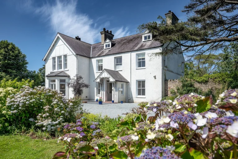 Bron Menai Retreat Front of House