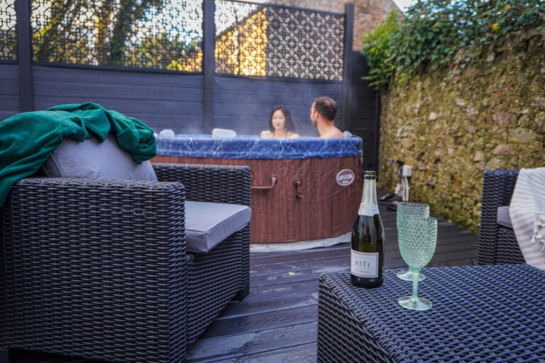Bron Menai Hot Tub Outdoor Space